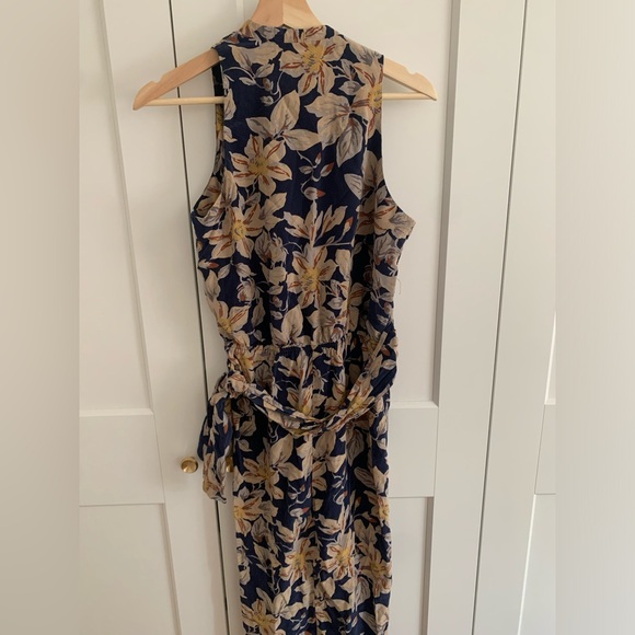 Gorgeous 100% silk wrap floral print dress (size 8) with adjustable side slit - Picture 3 of 5